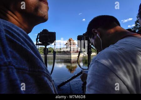 Les amateurs de photographie de prendre des photos de la tourelle au Musée du Palais, également connu sous le nom de la Cité Interdite, par temps clair, à Beijing, Chine, le 6 août Banque D'Images