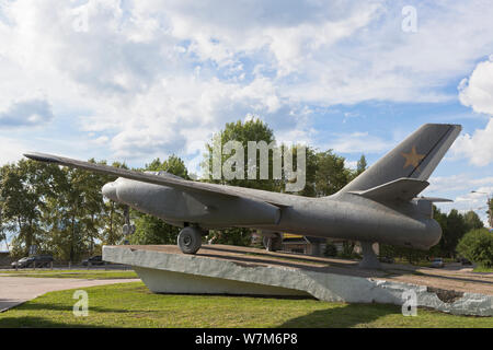 Vologda Region, Russie - 8 juillet 2019 : Monument à l'IL-28 avion à l'intersection de l'Iliouchine Street et Okrugny Highway dans la ville de Vologda Banque D'Images