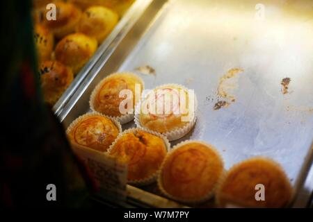 Gâteaux farcis de chou mariné et ouaouaron sont à vendre à préchauffer le Mid-Autumn Festival au restaurant cantonais Sunya sur East Nanjing Road Banque D'Images