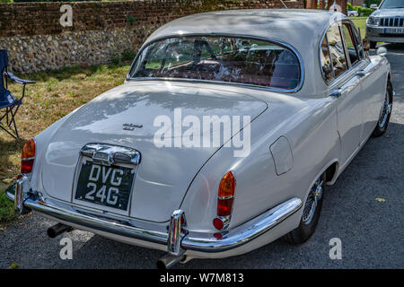 Une vue de l'extrémité arrière d'une Jaguar vintage 3000 voiture stationnée dans le village pittoresque de Heydon à Norfolk Banque D'Images