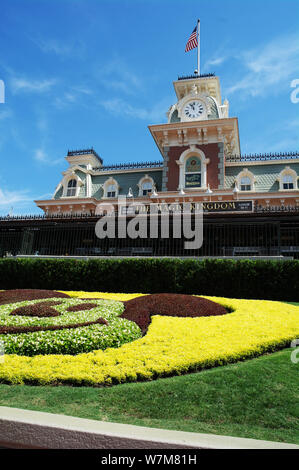 L'entrée de Walt Disney World's Magic Kingdom, Orlando la Floride, montrant la station de chemin de fer Banque D'Images