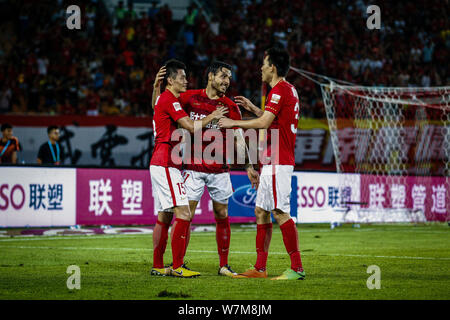 Joueur de football brésilien Ricardo Goulart, Guangzhou Evergrande, centre de Taobao, célèbre avec ses coéquipiers après avoir marqué un but contre Tianjin Banque D'Images