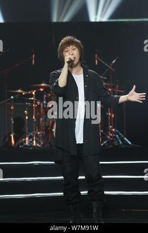 Chen Hsin-hung, mieux connu sous son nom de scène Ashin, rock band taïwanais de Mayday, effectue au cours d'une cérémonie pour l'événement Macalline à Shanghai, Chine Banque D'Images