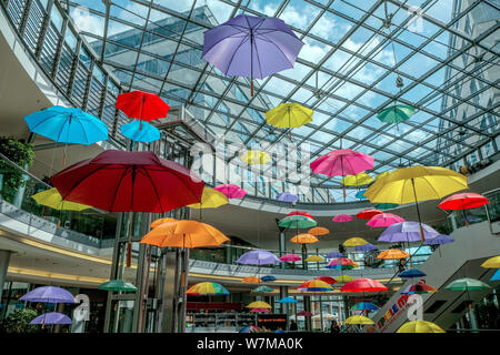 Magdeburg, Allemagne. 06Th Mai, 2019. Hang parasols colorés comme une installation artistique dans un centre commercial à Magdeburg. Crédit : Peter Förster/dpa-Zentralbild/ZB/dpa/Alamy Live News Banque D'Images