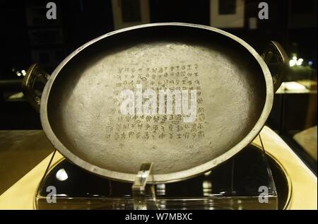 'Xi Jia pan,' une plaque de bronze de la dynastie Zhou de l'Ouest (1046¨C771 BC) vendu pour 185 millions de yuans (27,3 millions de dollars), ce qui casse l'enchère record o Banque D'Images