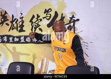 Joueur américain de basket-ball de Stephon Marbury Xavier montre son nouveau jersey lors d'une conférence de presse de rejoindre BG Beijing Dragons Fly club de basket-ball à Beij Banque D'Images