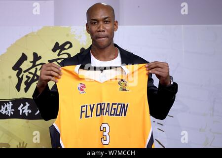 Joueur américain de basket-ball de Stephon Marbury Xavier montre son nouveau jersey lors d'une conférence de presse de rejoindre BG Beijing Dragons Fly club de basket-ball à Beij Banque D'Images