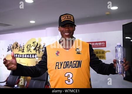 Joueur américain de basket-ball de Stephon Marbury Xavier montre son nouveau jersey lors d'une conférence de presse de rejoindre BG Beijing Dragons Fly club de basket-ball à Beij Banque D'Images