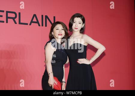 **Hors TAIWAN**chanteuse et actrice Puff Kuo, droit, de gril taïwanais filles rêve groupe assiste à un événement promotionnel pour le nouveau rouge à lèvres de Guerlain en Tai Banque D'Images