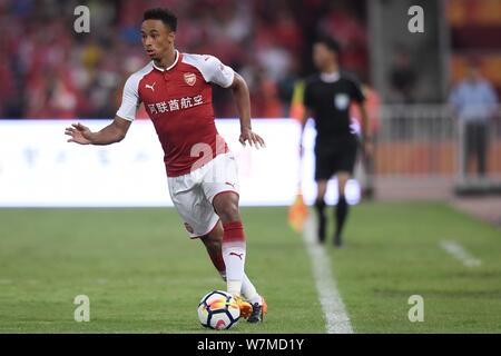 Kieran Gibbs d'arsenal F.C. dribbles contre Chelsea F.C. pendant la 2017 Beijing Bird's Nest London Derby dans le stade national de Pékin, également Banque D'Images