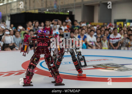 Robots prendre part à une bataille de robots lors de la Maker Faire Xi'an 2017 dans la ville de Xi'an, province du Shaanxi du nord-ouest de la Chine, 15 juillet 2017. Deux pieds rob Banque D'Images