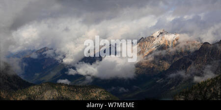 Vue de Mt.Logan Ridge dans les nuages bas de la Maple-Loop dans le sentier du col des pluies de North Cascades National Park, Cascades, Washington, USA, octobre 2009. Banque D'Images