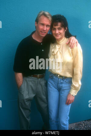 Las Vegas, Nevada, USA 22 octobre 1994 (exclusive) Olympiens Bart Conner et Nadia Comaneci posent à une séance photo et Jeux Olympiques de 1984 10 ans Réunion des gymnastes, le 22 octobre 1994 à Las Vegas, Nevada, USA. Photo de Barry King/Alamy Stock Photo Banque D'Images