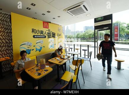 Les clients mangent de la nourriture à un restaurant de restauration rapide sur le thème des sbires de McDonald's dans la ville de Hangzhou, Zhejiang Province de Chine orientale, le 4 juillet 2017. Pi universel Banque D'Images