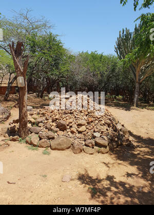 Petit cairn de pierres appelé par Isivivane Zulu nation coutume à Shakaland Zulu Cultural Village, Eshowe, Kwazulu Natal, Afrique du Sud Banque D'Images