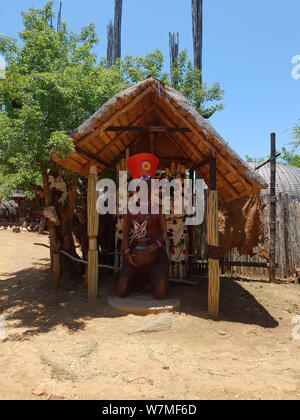 Statue rendant hommage aux mères de la tribu à Shakaland Zulu Cultural Village, Eshowe, Kwazulu Natal, Afrique du Sud Banque D'Images