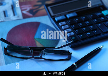 Lunettes sur les documents avec stylo et calculatrice Banque D'Images