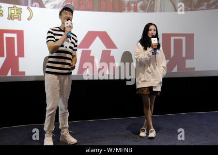 L'actrice chinoise Yang Mi, droite, assiste à un événement promotionnel pour le film 'Confrérie des lames 2', aussi connu sous le nom de "Warfield de Shura', dans la ville de Ji'nan Banque D'Images