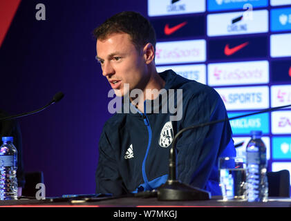 Joueur de football nord-irlandais Jonny Evans de West Bromwich Albion F.C. assiste à une conférence de presse pour la Premier League Trophy 2017 Asie contre Lei Banque D'Images