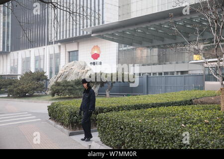 --FILE--un personnel de sécurité monte la garde à l'édifice du siège social de la CNPC (China National Petroleum Corporation), la société mère de PetroChina, à être Banque D'Images