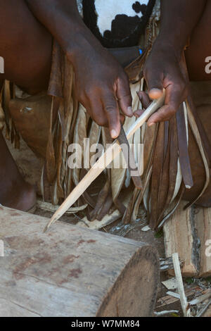 Handmade Zulu spears étant conçu comme souvenirs à Shakaland Zulu Cultural Village, Eshowe, Kwazulu Natal, Afrique du Sud Banque D'Images