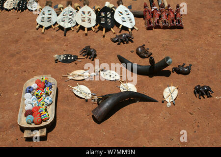 Collection de différents éléments Zoulou pour vente comme souvenirs à Shakaland Zulu Cultural Village, Eshowe, Kwazulu Natal, Afrique du Sud Banque D'Images