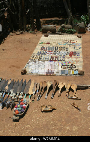 Collection de différents éléments Zoulou pour vente comme souvenirs à Shakaland Zulu Cultural Village, Eshowe, Kwazulu Natal, Afrique du Sud Banque D'Images