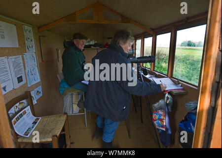 Gardiennage et surveillance volontaire des nids de balbuzards à Rutland Water. Royaume-uni, mai. Banque D'Images