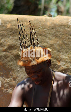 Médecine zoulou homme portant la coiffe traditionnelle à Shakaland Zulu Cultural Village, Eshowe, Kwazulu Natal, Afrique du Sud Banque D'Images