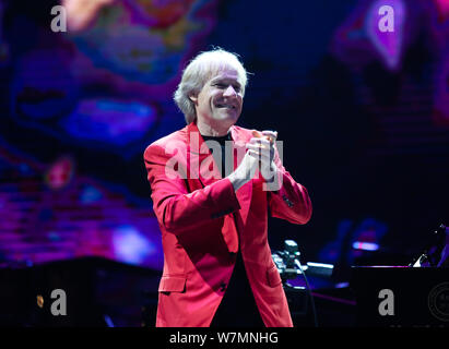 Le pianiste français Richard Clayderman fonctionne à son 40e anniversaire concert à Qingyan ville ancienne, Guiyang city, au sud-ouest de la province du Guizhou, Chine Banque D'Images