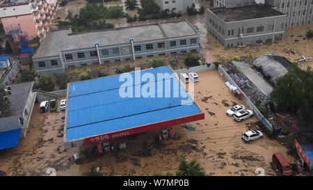 Vue de la zone inondée causées par de fortes pluies dans la ville de Yulin, nord-ouest de la Chine, dans la province de Shaanxi, du 26 juillet 2017. Les pluies torrentielles ont frappé le Shaanxi dow Banque D'Images