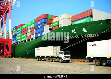 Les conteneurs de transport des camions pour être expédiés à l'étranger, dans le port de Qingdao en Qingdao city, province de Shandong en Chine orientale, le 13 juillet 2017. China's forei Banque D'Images