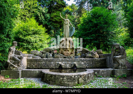 L'Allemagne, l'ancien célèbre source appelée athenenbrunnen avec sculptures de zeus, Prométhée et pandora en parc public de Stuttgart City près de karslhoehe Banque D'Images