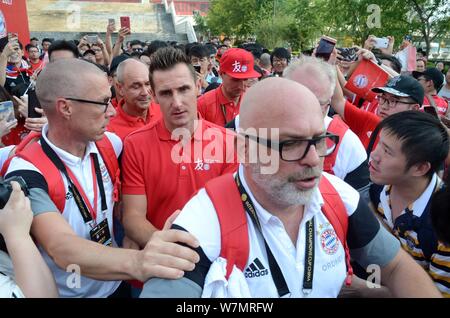 Ancien joueur de football Allemand Miroslav Klose, centre, participe à une réunion du ventilateur de l'événement du Bayern de Munich à Shanghai, Chine, le 19 juillet 2017. Banque D'Images