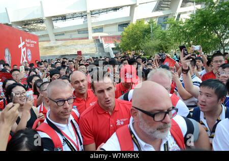 Ancien joueur de football Allemand Miroslav Klose, centre, participe à une réunion du ventilateur de l'événement du Bayern de Munich à Shanghai, Chine, le 19 juillet 2017. Banque D'Images