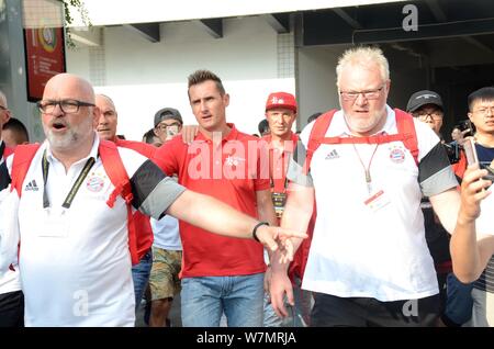 Ancien joueur de football Allemand Miroslav Klose, centre, participe à une réunion du ventilateur de l'événement du Bayern de Munich à Shanghai, Chine, le 19 juillet 2017. Banque D'Images