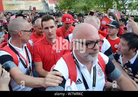 Ancien joueur de football Allemand Miroslav Klose, centre, participe à une réunion du ventilateur de l'événement du Bayern de Munich à Shanghai, Chine, le 19 juillet 2017. Banque D'Images