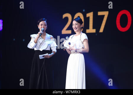 L'actrice chinoise Zhou Xun, droite, assiste à la '2017' UNE NUIT concert de charité à Beijing, Chine, 16 juillet 2017. Banque D'Images