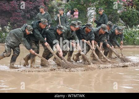 Éliminer les soldats après une inondation de boue à Riverside Park dans le comté de Liucheng de Liuzhou city, en Chine, région autonome Zhuang du Guangxi, 3 juillet 201 Banque D'Images