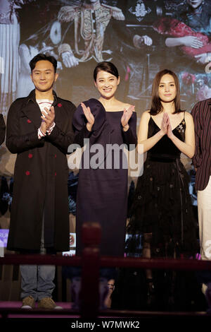 (De gauche) Hong Kong acteur Julian Cheung, l'actrice chinoise Mei Ting, chanteuse et actrice Gillian Chung du duo pop de Hong Kong Twins assister à une premiere eve Banque D'Images