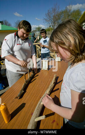 Faire chikdren bénévoles articles utiles dans le cadre du cours d'apprentissage de compétences au niveau de la communauté agricole de la ville, Paris, France, avril 2009. Banque D'Images