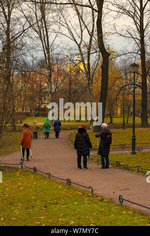 Saint Petersburg, Russie - 16 novembre 2018 : Les Seniors engagés dans la marche nordique dans le parc sur un jour nuageux en fin d'automne Banque D'Images