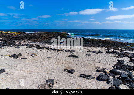 L'Espagne, Lanzarote, sable blanc entre les pierres de lave noire à North Beach, près de la ville de orzola Banque D'Images