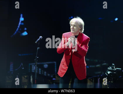 Le pianiste français Richard Clayderman fonctionne à son 40e anniversaire concert à Qingyan ville ancienne, Guiyang city, au sud-ouest de la province du Guizhou, Chine Banque D'Images