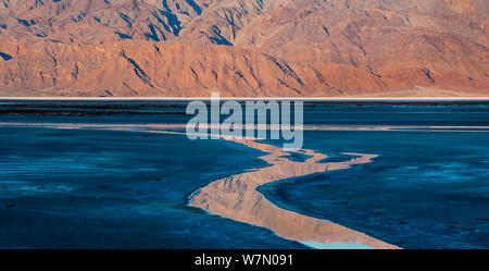 Alimenté par des ruisseaux qui se jettent dans le ruisseau de sel dans la Death Valley National Park avec la Panamint Mountain reflète dans aube lumière, California, USA Banque D'Images