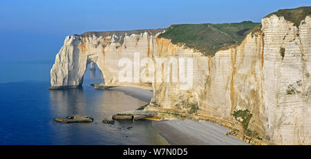 La Manneporte, une arche naturelle dans les falaises de craie d'Etretat, de la Côte d'Albâtre, Haute-Normandie, France Mars Banque D'Images