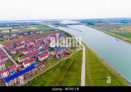 --FILE--Vue aérienne d'un canal d'eau et une station de pompage au milieu de la route Sud-Nord Le projet de dérivation de l'eau dans la ville de Wuhan, dans le centre Banque D'Images