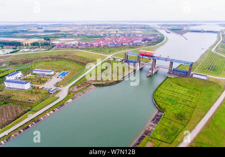 --FILE--Vue aérienne d'un canal d'eau et une station de pompage au milieu de la route Sud-Nord Le projet de dérivation de l'eau dans la ville de Wuhan, dans le centre Banque D'Images