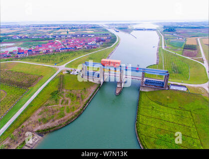 --FILE--Vue aérienne d'un canal d'eau et une station de pompage au milieu de la route Sud-Nord Le projet de dérivation de l'eau dans la ville de Wuhan, dans le centre Banque D'Images