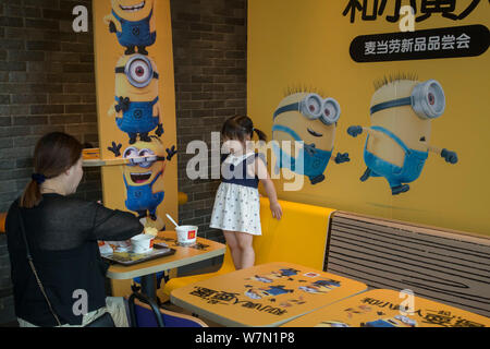 Les clients chinois mangent de la nourriture à un restaurant de restauration rapide sur le thème des sbires de McDonald's dans la ville de Hangzhou, Zhejiang Province de Chine orientale, le 4 juillet 2017. L'Univ Banque D'Images